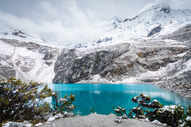 ラグナ69はワスカラン国立公園で最も有名なハイキングです - huaraz ストックフォトと画像