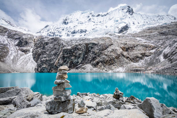 ラグナ69はワスカラン国立公園で最も有名なハイキングです - huaraz ストックフォトと画像