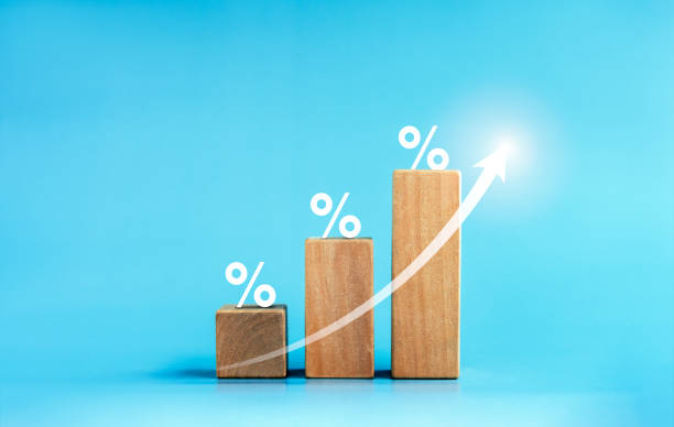 Shining rise up arrow on wooden cube blocks, bar graph chart steps with percentage 3d icons on blue background, business growth process, profit, wealth, leader trends, economic improvement concepts. flecha ascendente brillante en bloques de cubos de madera, pasos de gráficos de barras con iconos de porcentaje 3d sobre fondo azul, proceso de crecimiento comercial, ganancias, riqueza, tendencias líderes, conceptos de mejora económica.