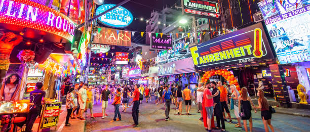 night walking street à pattaya avec de nombreux bars à go-go et clubs de strip-tease, thaïlande - gogo bar photos et images de collection