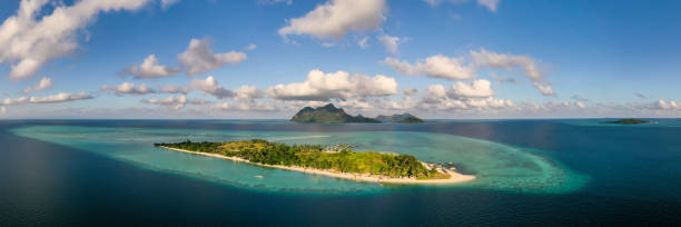 vista aérea da ilha maiga, semporna sabah, malásia. - sipadan island - fotografias e filmes do acervo