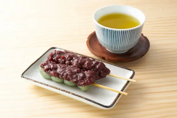 Kusa-mochi dango on wood table