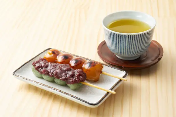 Mitarashi dango and Kusa-mochi dango on wood table