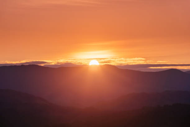 bella alba. i raggi del sole illuminano il prato con gli alberi. mattina di primavera. paesaggio con alte montagne. vista panoramica. scenario naturale. sfondo dello sfondo. luogo turistico parco dei carpazi. - alba foto e immagini stock