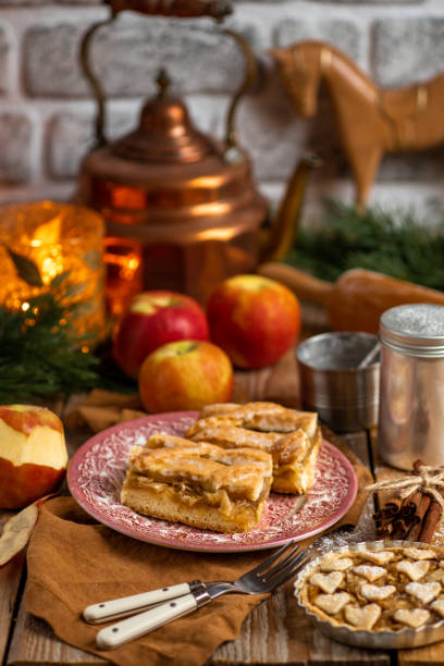 torta de maçã caseira na cozinha rústica no clima de outono - apple pie apple baked cinnamon - fotografias e filmes do acervo