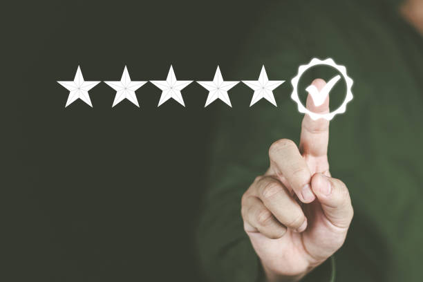 Customer service and Satisfaction concept Men's hands doing online assessments in the satisfaction rating the popular service company allows customers in order to improve and develop the organization concepto de servicio al cliente y satisfacción manos de hombre haciendo evaluaciones en línea en la calificación de satisfacción que la popular empresa de servicios permite a los clientes con el fin de mejorar y desarrollar la organización
