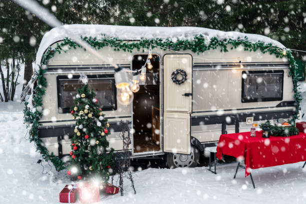 Chica de belleza disfrazada de papá noel en el camping de invierno - foto de stock