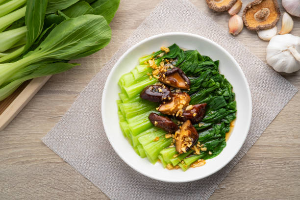 baby bok choy lub kapusta pekińska w sosie grzybowo-wegetariańskim - edible mushroom shiitake mushroom fungus chinese cuisine zdjęcia i obrazy z banku zdjęć