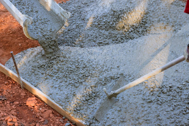istock Work on pouring wet concrete while paving the driveway by concrete construction contractors 1431969127