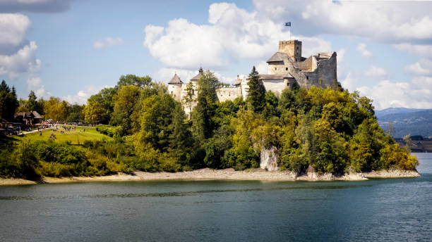 widok zamku w niedzicy nad jeziorem czorsztyńskim - czorsztyn zdjęcia i obrazy z banku zdjęć