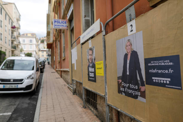 wahlplakate mit emmanuel macron und marine le pen vor der zweiten runde der präsidentschaftswahlen in frankreich. - 6006 stock-fotos und bilder