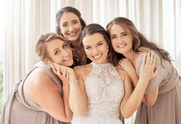 las damas de honor, la novia y los amigos se retratan en la celebración de la boda, la recepción del matrimonio y el feliz evento juntos. las mujeres sonrientes, el hermoso grupo de personas y la fiesta nupcial de lujo celebran el día especial del amor - wedding reception bridesmaid wedding party fotografías e imágenes de stock