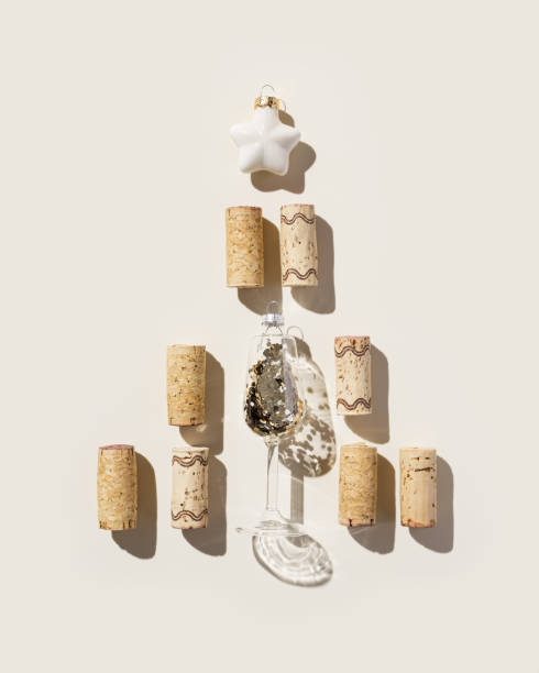 wine corks shaped christmas tree with star on beige background, hard light at sunlight. bottle stoppers as xmas, new year tree. winter celebration holidays concept, christmas flat lay - wine bottle wine wood bottle stopper imagens e fotografias de stock