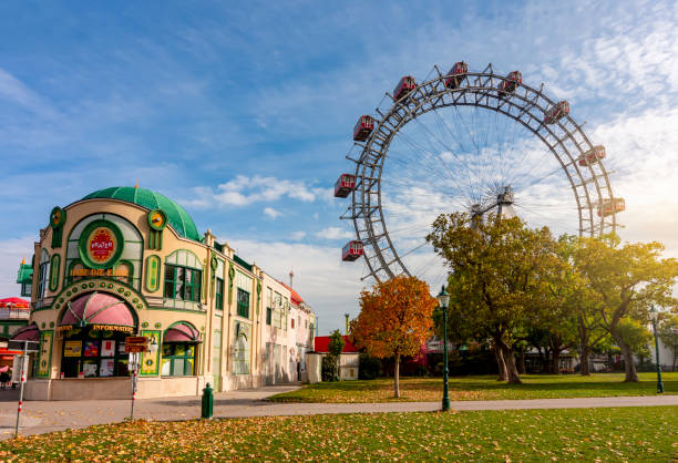 ferris wheel (wiener riesenrad) in prater amusement park, vienna, austria - prater park imagens e fotografias de stock