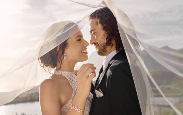 Couple, love or wedding dress veil after marriage event, ceremony or union in nature environment. Smile, happy or trust man or woman or bride and groom bonding after romance celebration by water lake pareja, amor o vestido de novia velo después del evento matrimonial, ceremonia o unión en el entorno de la naturaleza. sonríe, feliz o confía en el hombre o la mujer o la unión de la novia y el novio después de la celebración romántica en el lago d