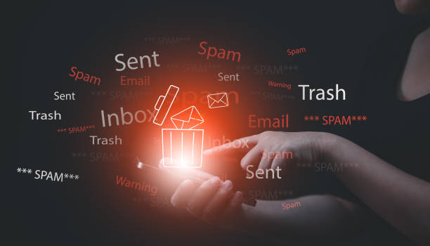 Email concept with laptop spam and virus computer monitor internet security concept, Businessman hold smartphone with a laptop. Spam, junk and e-marketing on screen, Spam Email Pop-up Warning. concepto de correo electrónico con computadora portátil spam y virus computadora monitor de seguridad de internet concepto, businessman sostener teléfono inteligente con una computadora portátil. spam, basura y e-marketing en pantalla, spam email pop-u