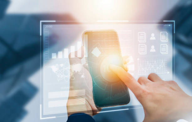 Businessman hand touch smartphone with a hologram on his smartphone, communication network, cyber security, online documentation database, and process automation to efficiently manage technology. teléfono inteligente táctil de la mano del empresario con un holograma en su teléfono inteligente, red de comunicación, seguridad cibernética, base de datos de documentación en línea y automatización de procesos para administrar la tecnología de m