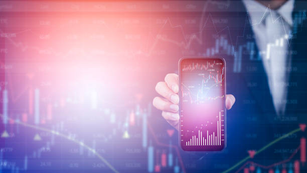 Businessman hold smart phone with line of Stock market or forex trading graph and candlestick chart suitable for financial investment concept,Economy trends background for business idea stock. el hombre de negocios sostiene un teléfono inteligente con una línea de gráfico de negociación de valores o forex y un gráfico de velas adecuado para el concepto de inversión financiera, antecedentes de tendencias económicas para acciones de ideas d