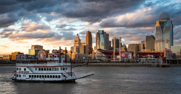 lo skyline di cincinnati con un battello a vapore in primo piano - cincinnati foto e immagini stock