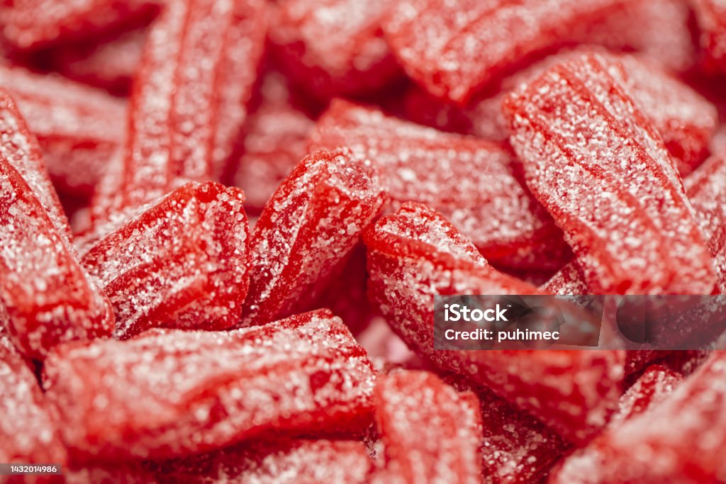 Caramelle Gommose Rosse Caramelle Gelatinose In Zucchero Sfondo -  Fotografie stock e altre immagini di Affettuoso - iStock