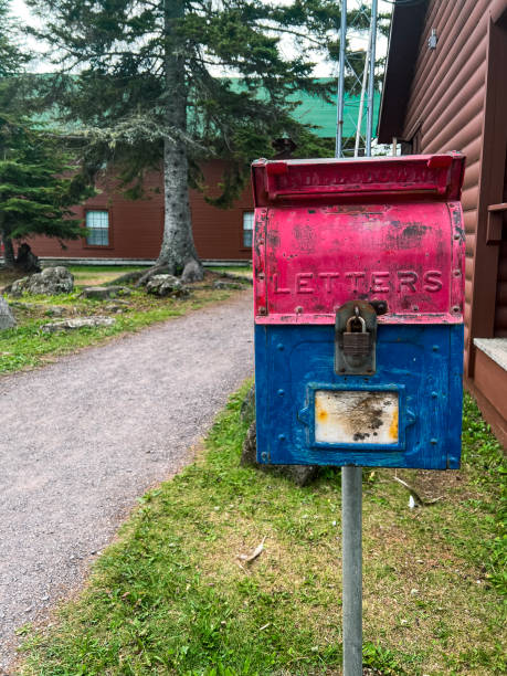 metalowe pudełko na listy w stylu vintage w kolorze niebieskim i czerwonym - mailbox multi colored mail usa zdjęcia i obrazy z banku zdjęć