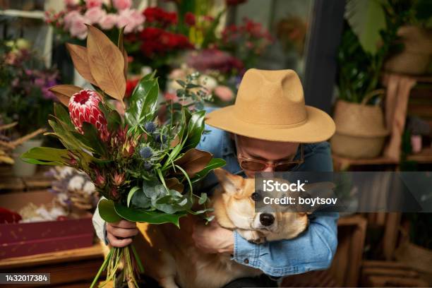 Hombre Hipster Cortado Con Gafas De Sol Y Sombrero Con Ramo De Flores Y Perro Corgi Foto de stock y más banco de imágenes de Adulto - iStock Hombre Hipster Cortado Con Gafas De Sol Y Sombrero Con Ramo De Flores Y Perro Corgi Foto de stock y más banco de imágenes de Adulto - iStock