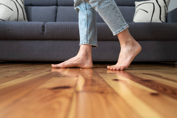 foto recortada de una mujer caminando descalza en la habitación - lifestyles women material indoors fotografías e imágenes de stock