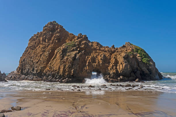 istock Water Crashing Through a Sea Arch 1432033232