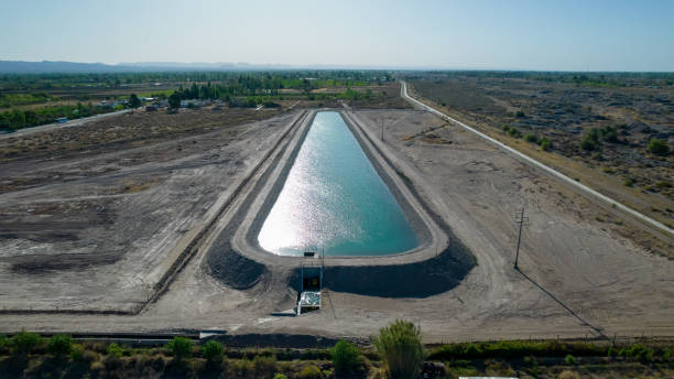 vista aérea del depósito de agua artificial para riego agrícola. - water retention fotografías e imágenes de stock