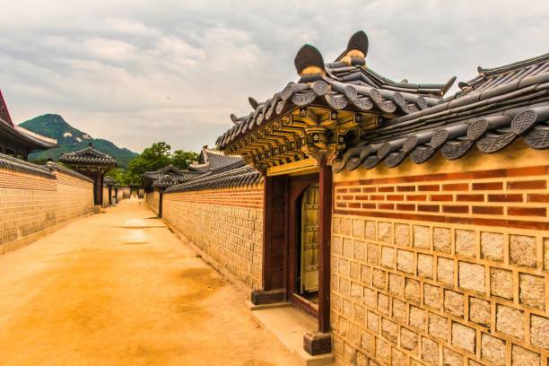 complexe de temples et de palais de séoul, gyeongbo - gyeongbokgung palace stone palace monument photos et images de collection