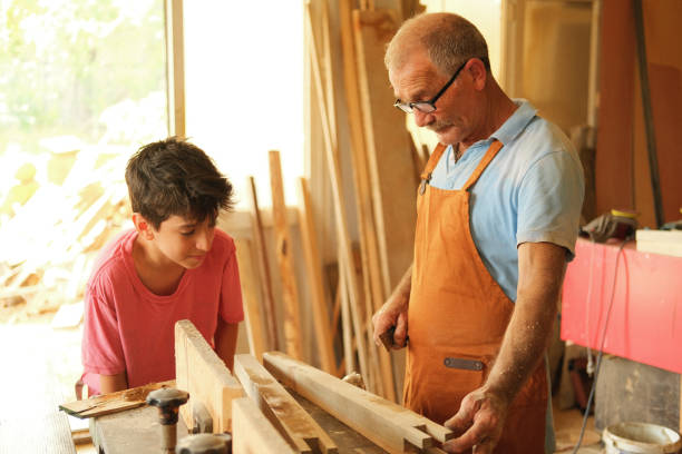 rapporto maestro-apprendista con il laboratorio di arredamento - child building activity construction engineer foto e immagini stock