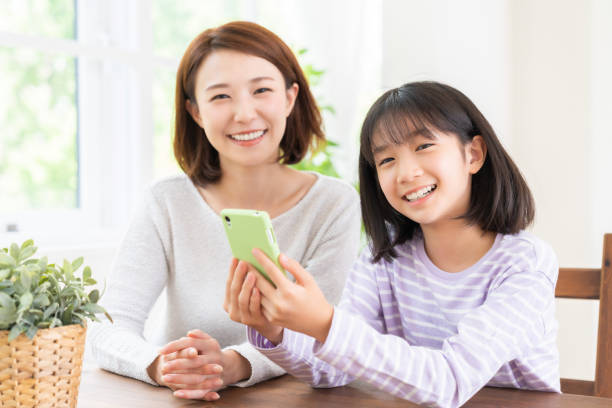 istock asian mother and daughter,smart phone 1432084968
