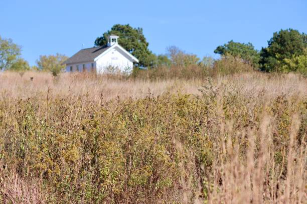 old schoolhouse on the prairie - nebraska midwest usa farm prairie imagens e fotografias de stock