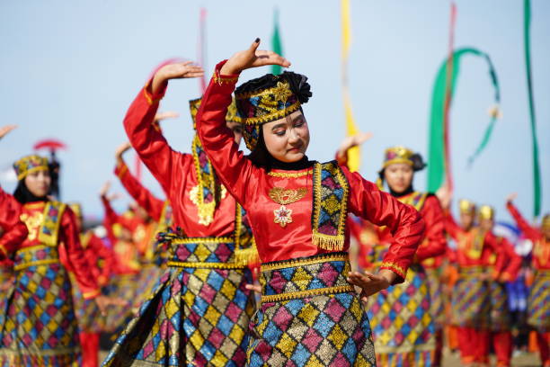 setki tradycyjnych tańczących kolosalnych tancerzy w akcji, aby ożywić festiwal iraw tengkayu - dayak zdjęcia i obrazy z banku zdjęć