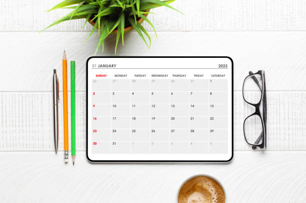tablet com aplicativo de calendário, xícara de café e material de escritório - apple ipad - fotografias e filmes do acervo