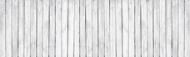 белый окрашенный старый деревянный деревенский забор. побеленная грубая деревянная доска крупной текстуры. светлый гранж фон - surface level full frame large obsolete стоковые фото и изображения