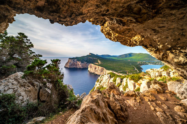 widok z jaskini grotta dei vasi rotti na piękny nadmorski krajobraz sardynii - alghero zdjęcia i obrazy z banku zdjęć