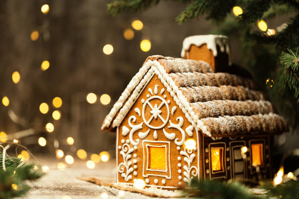 크리스마스 진저 브레드 하우스 윈도우 크리스마스 조명 빛나는 화환 위에 조명. 겨울 휴가 생강 빵 케이크와 어두운 판타지 배경 위에 흰색 장식. 메리 크리스마스 카드 디자인 - baking bakery biscuit brown 뉴스 사진 이미지