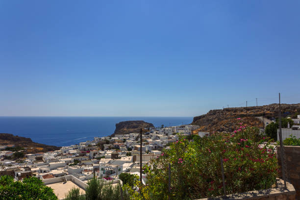 panoramiczny widok na kolorowy port w wiosce lindos i akropol na rodos. widok z lotu ptaka na piękny krajobraz, starożytne ruiny, morze z żaglówkami i linię brzegową wyspy rodos na morzu egejskim - stadion paul brown zdjęcia i obrazy z banku zdjęć