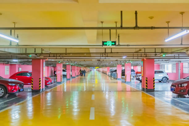 interior de estacionamento sem fim, piso epóxi - building feature parking garage stationary built structure - fotografias e filmes do acervo