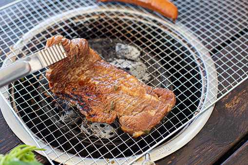 grilled ribs are grilled on charcoal.