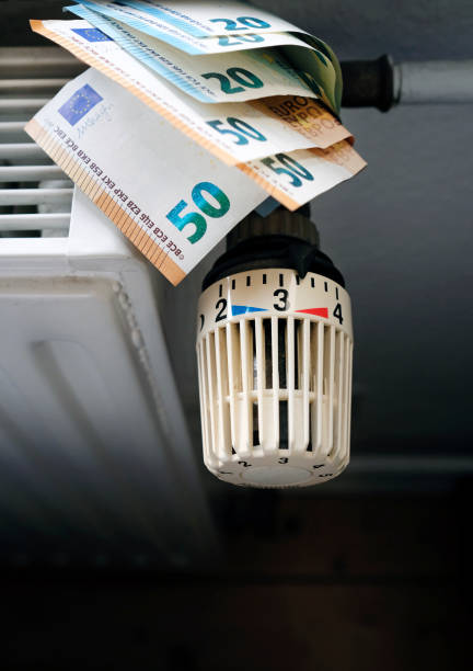 istock Radiator control and Euro bills 1432133498