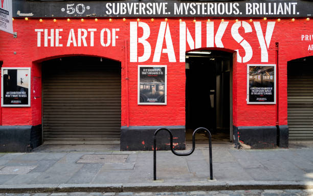 zewnętrzna część wystawy the art of banksy w covent garden w londynie. bansky jest anonimowym brytyjskim artystą graffiti znanym ze swojej antyautorytarnej sztuki i aktywizmu politycznego. - banksy zdjęcia i obrazy z banku zdjęć