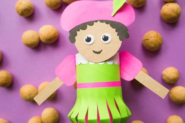 artisanat en papier pour les enfants. jouet diy black pete zwarte piet et pepernoten pour la journée sinterklaas. créer de l’art pour les enfants. - black piet photos et images de collection