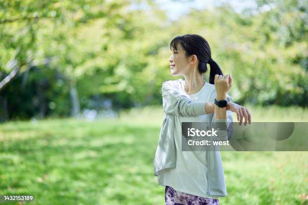 公園で運動する若い日本人女性