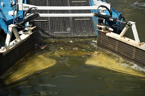 garbage plastic rubbish water sea cleaner boat floating machine