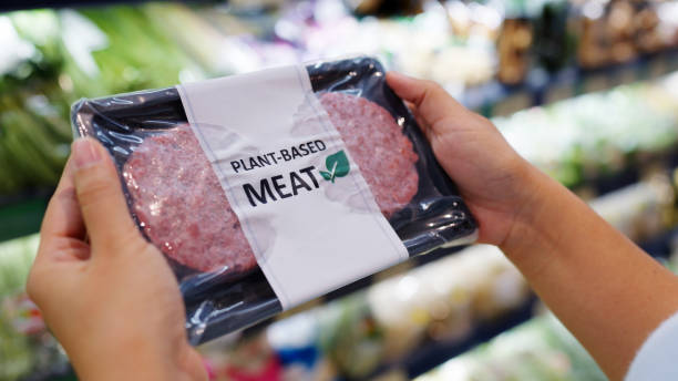 nahaufnahme handtragen wählen sie null schweinefleisch sojabohnen faux peas schnitzel glutenfrei lesen über nicht-fleisch-labor-label. kaufen sie rohes gefälschtes rindfleischtablett in asien store veggie burger patty für die gesundheitsfürsorge essen - alternativer lebensstil stock-fotos und bilder