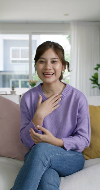 Young influencer vlogger teen girl asia people sit easy relax at cozy sofa home selfie vlog live talk share chat on social media app screen reel tiktok instagram. Model lady video call look at camera. joven influencer vlogger teen girl asia gente se sienta fácil relajarse en el acogedor sofá casa selfie vlog live talk compartir chat en la pantalla de la aplicación de redes sociales reel tiktok instagram. la videollamada de la dama modelo mira a la c�