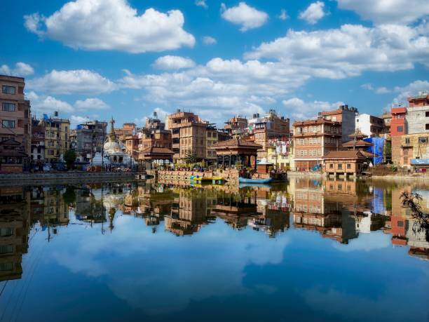 vue du temple pimbahal pokhari krishna à patan, népalais. - patan photos et images de collection