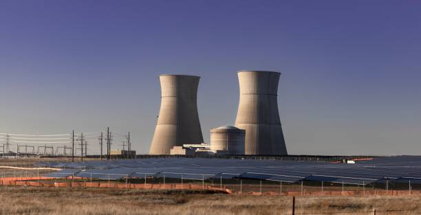 centrales nucléaires et panneaux solaires en californie face à un ciel bleu - nuclear power station photos et images de collection